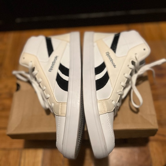 Reebok size 7.5- Black & White - Picture 4 of 7